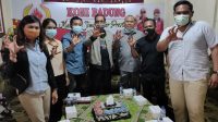 KETUA Umum ABTI Badung, Luwir Wiana (nomor tiga dari kanan) foto bersama dengan Ketum KONI Badung, Made Nariana (tengah). Foto: nar KETUA Umum ABTI Badung, Luwir Wiana (nomor tiga dari kanan) foto bersama dengan Ketum KONI Badung, Made Nariana (tengah). Foto: nar