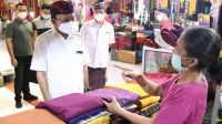 GUBERNUR Bali, Wayan Koster, saat mengunjungi Pasar Seni Semarapura, Minggu (21/2/2021) pagi. Pedagang menyampaikan kain tenun endek Bali yang dijual di Pasar Seni Semarapura mengalami penurunan pembeli. Foto: ist GUBERNUR Bali, Wayan Koster, saat mengunjungi Pasar Seni Semarapura, Minggu (21/2/2021) pagi. Pedagang menyampaikan kain tenun endek Bali yang dijual di Pasar Seni Semarapura mengalami penurunan pembeli. Foto: ist