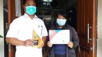 KEPALA SMP (SLUB) Saraswati 1 Denpasar, I Nyoman Sumerta foto dengan plakat Penghargaan Sekolah Aktif Literasi Tingkat Nasional, bersama salah satu guru Ni Nyoman Ayu Savitri peraih penghargaan Guru Aktif Literasi. Foto: ist KEPALA SMP (SLUB) Saraswati 1 Denpasar, I Nyoman Sumerta foto dengan plakat Penghargaan Sekolah Aktif Literasi Tingkat Nasional, bersama salah satu guru Ni Nyoman Ayu Savitri peraih penghargaan Guru Aktif Literasi. Foto: ist