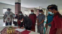 KADISKOP UKM Badung, Made Widiana, menandatangani laporan pertanggung jawaban Koperasi Pandawa saat RAT. Foto: ist KADISKOP UKM Badung, Made Widiana, menandatangani laporan pertanggung jawaban Koperasi Pandawa saat RAT. Foto: ist