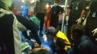 PROSES evakuasi salah satu dari dua penumpang KMP Marina Primera rute Pelabuhan Lembar - Padangbai tercebur ke laut. Peristiwa itu terjadi pada Jumat (12/2/2021) sekitar pukul 16.30 Wita. Foto: istimewa PROSES evakuasi salah satu dari dua penumpang KMP Marina Primera rute Pelabuhan Lembar - Padangbai tercebur ke laut. Peristiwa itu terjadi pada Jumat (12/2/2021) sekitar pukul 16.30 Wita. Foto: istimewa