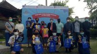 KASEK I Gusti Made Murjana foto bersama peraih juara dan orangtua siswa serangkaian Hari Kasih Sayang saat peluncuran PPDB tahun pelajaran 2021/2022, Senin (15/2/2021). Foto: tra KASEK I Gusti Made Murjana foto bersama peraih juara dan orangtua siswa serangkaian Hari Kasih Sayang saat peluncuran PPDB tahun pelajaran 2021/2022, Senin (15/2/2021). Foto: tra
