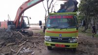 PETUGAS DLHK Badung saat mengevakuasi sampah kiriman yang dititipkan di STO Pantai Kuta. Foto: ist PETUGAS DLHK Badung saat mengevakuasi sampah kiriman yang dititipkan di STO Pantai Kuta. Foto: ist