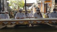 BENDESA Adat Gianyar, Dewa Made Swardana (nomor 2 dari kiri) didampingi Manggala Saba Desa Adat Gianyar, Ketua PPA dan kelian banjar. Foto: adi BENDESA Adat Gianyar, Dewa Made Swardana (nomor 2 dari kiri) didampingi Manggala Saba Desa Adat Gianyar, Ketua PPA dan kelian banjar. Foto: adi