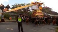 Ilustrasi. Polisi melakukan pengamanan upacara pengabenan di Badung sebelum pandemi Covid-19. Foto: dok polri Ilustrasi. Polisi melakukan pengamanan upacara pengabenan di Badung sebelum pandemi Covid-19. Foto: dok polri