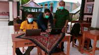 KETUA K3S Kecamatan Denpasar Utara, Wayan Cana Ardika, memantau pelaksanaan seleksi KSN secara daring, Jumat (5/2/2021). Foto: tra KETUA K3S Kecamatan Denpasar Utara, Wayan Cana Ardika, memantau pelaksanaan seleksi KSN secara daring, Jumat (5/2/2021). Foto: tra