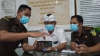 KEPALA Kejari Buleleng, Putu Gede Astawa, memberikan keterangan pers terkait dugaan korupsi dana PEN Pariwisata yang dikelola oleh Dispar Buleleng. Foto: rik KEPALA Kejari Buleleng, Putu Gede Astawa, memberikan keterangan pers terkait dugaan korupsi dana PEN Pariwisata yang dikelola oleh Dispar Buleleng. Foto: rik
