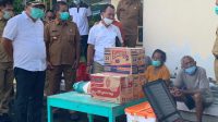 BUPATI Artha saat mengunjungi salah satu warga di Banjar Temukus, Desa Asahduren, Kecamatan Pekutatan, Kabupaten Jembrana, Ni Ketut Ranti (70) yang rumahnya ludes terbakar, Senin (15/2/2021). Foto: ist BUPATI Artha saat mengunjungi salah satu warga di Banjar Temukus, Desa Asahduren, Kecamatan Pekutatan, Kabupaten Jembrana, Ni Ketut Ranti (70) yang rumahnya ludes terbakar, Senin (15/2/2021). Foto: ist