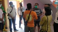 POLISI mendatangi lokasi kejadian tewasnya Made Sur (39) diduga usai wik-wik dengan selingkuhannya di rumah kosong di Desa Baktiseraga, Kecamatan/ Kabupaten Buleleng, Senin (15/2/2021). Foto: ist POLISI mendatangi lokasi kejadian tewasnya Made Sur (39) diduga usai wik-wik dengan selingkuhannya di rumah kosong di Desa Baktiseraga, Kecamatan/ Kabupaten Buleleng, Senin (15/2/2021). Foto: ist