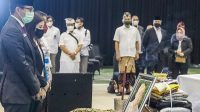 MENPAREKRAF Sandiaga Salahuddin Uno memberi penghormatan terakhir pada seniornya almarhum I Gede Ardika di DOM STP Bandung, Jawa Barat, Senin (22/2/2021). Foto: ist MENPAREKRAF Sandiaga Salahuddin Uno memberi penghormatan terakhir pada seniornya almarhum I Gede Ardika di DOM STP Bandung, Jawa Barat, Senin (22/2/2021). Foto: ist