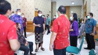 WABUP Suiasa saat memantau vaksinasi Covid-19 pegawai di lingkungan Pemkab Badung di Balai Budaya Giri Nata Mandala Puspem Badung, Selasa (2/3/2021). Foto: ist WABUP Suiasa saat memantau vaksinasi Covid-19 pegawai di lingkungan Pemkab Badung di Balai Budaya Giri Nata Mandala Puspem Badung, Selasa (2/3/2021). Foto: ist