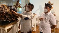SETELAH membuka pameran sketsa, tapel, dan ogoh-ogoh mini, Jaya Negara-Arya Wibawa meninjau hasil karya isan muda, Minggu (7/3/2021) di DNA Kreatif Hub Denpasar. Foto: ist SETELAH membuka pameran sketsa, tapel, dan ogoh-ogoh mini, Jaya Negara-Arya Wibawa meninjau hasil karya isan muda, Minggu (7/3/2021) di DNA Kreatif Hub Denpasar. Foto: ist