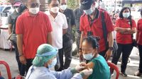 WALI Kota Jaya Negara bersama Wakil Wali Kota Arya Wibawa saat meninjau vaksinasi massal di Pasar Badung, Kota Denpasar, Minggu (21/3/2021). Foto: ist WALI Kota Jaya Negara bersama Wakil Wali Kota Arya Wibawa saat meninjau vaksinasi massal di Pasar Badung, Kota Denpasar, Minggu (21/3/2021). Foto: ist