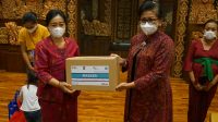 02529 Denpasar PKK Bali serahkan bantuan di Denpasar