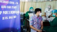 KOORDINATOR Tim Pemajuan SMP PGRI 3 Denpasar, Rama Gerald Jade, saat melaksanakan vaksinasi bersama guru dan pegawai SMP PGRI 3 Denpasar. Foto: ist KOORDINATOR Tim Pemajuan SMP PGRI 3 Denpasar, Rama Gerald Jade, saat melaksanakan vaksinasi bersama guru dan pegawai SMP PGRI 3 Denpasar. Foto: ist