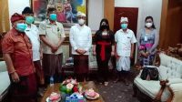 WALI Kota IGN Jaya Negara saat menerima audiensi Kepala SMPN 3 Denpasar, I Wayan Murdana, bersama Ketua Komite SMPN 3 Denpasar, I Nyoman Badra, SH., dan Panitia HUT ke-42 SMPN 3 Denpasar di Kantor Wali Kota Denpasar, Kamis (25/3/2021). Foto: ist WALI Kota IGN Jaya Negara saat menerima audiensi Kepala SMPN 3 Denpasar, I Wayan Murdana, bersama Ketua Komite SMPN 3 Denpasar, I Nyoman Badra, SH., dan Panitia HUT ke-42 SMPN 3 Denpasar di Kantor Wali Kota Denpasar, Kamis (25/3/2021). Foto: ist