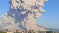GUNUNG Sinabung kembali bererupsi dan mengeluarkan awan panas guguran (APG) akibat kubah lava membeku dengan jarak luncuran hingga 4.500 meter, Selasa (2/3/2021). Foto: ist GUNUNG Sinabung kembali bererupsi dan mengeluarkan awan panas guguran (APG) akibat kubah lava membeku dengan jarak luncuran hingga 4.500 meter, Selasa (2/3/2021). Foto: ist