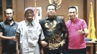 I Wayan Manis (pakai topi) didampingi anaknya saat bertemu dengan Wakil Ketua DPRD Badung Wayan Suyasa (dua dari kanan). Foto: ist I Wayan Manis (pakai topi) didampingi anaknya saat bertemu dengan Wakil Ketua DPRD Badung Wayan Suyasa (dua dari kanan). Foto: ist