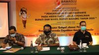 ALIT Astasoma (tengah) dalam satu kegiatan Bawaslu Badung di Kuta beberapa waktu lalu ALIT Astasoma (tengah) dalam satu kegiatan Bawaslu Badung di Kuta beberapa waktu lalu