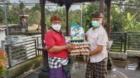 ANGGOTA DPRD Karangasem, I Gusti Agung Dwi Putra, menyerahkan bantuan sembako untuk warga. Bantuan berupa beras, telur dan mi instan tersebut diserahkan, Sabtu (6/3/2021) ke Kantor Desa Peringsari yang diterima Perbekel I Wayan Bawa. Foto: nad ANGGOTA DPRD Karangasem, I Gusti Agung Dwi Putra, menyerahkan bantuan sembako untuk warga. Bantuan berupa beras, telur dan mi instan tersebut diserahkan, Sabtu (6/3/2021) ke Kantor Desa Peringsari yang diterima Perbekel I Wayan Bawa. Foto: nad