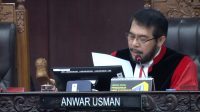 KETUA Majelis Hakim MK Anwar Usman saat membacakan putusan gugatan terkait Pilkada Sumbawa di Mahkamah Konstitusi. Foto: ist KETUA Majelis Hakim MK Anwar Usman saat membacakan putusan gugatan terkait Pilkada Sumbawa di Mahkamah Konstitusi. Foto: ist