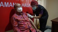 WAKIL Bupati Artha Dipa, saat menjalani vaksinasi Covid-19 di Puskesmas Karangasem 1, Selasa (2/3/2021). Artha Dipa lansia pertama divaksin di Karangasem. Foto: ist WAKIL Bupati Artha Dipa, saat menjalani vaksinasi Covid-19 di Puskesmas Karangasem 1, Selasa (2/3/2021). Artha Dipa lansia pertama divaksin di Karangasem. Foto: ist