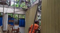 ATAP dan plafon SDN 2 Sempidi rusak berat setelah ditimpa dahan pohon, Minggu (28/2/2021). Foto: ist ATAP dan plafon SDN 2 Sempidi rusak berat setelah ditimpa dahan pohon, Minggu (28/2/2021). Foto: ist