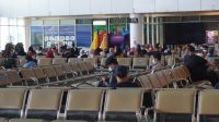 PENUMPANG di Bandara Internasional Lombok terlihat mengalami peningkatan usai libur Nyepi. Foto: rul PENUMPANG di Bandara Internasional Lombok terlihat mengalami peningkatan usai libur Nyepi. Foto: rul