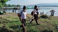 AKSI bersih-berish pantai yang digelar Disparbud Jembrana di Teluk Gilimanuk, Jumat (12/3/2021). Foto: ist AKSI bersih-berish pantai yang digelar Disparbud Jembrana di Teluk Gilimanuk, Jumat (12/3/2021). Foto: ist