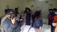 PERSONEL Brimob Polda Bali mengawal pengiriman vaksin Covid-19 dari Jakarta ke Bali, akhir Februari 2021. Foto: ist PERSONEL Brimob Polda Bali mengawal pengiriman vaksin Covid-19 dari Jakarta ke Bali, akhir Februari 2021. Foto: ist