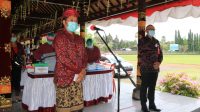 BUPATI Bangli, Sang Nyoman Sedana Arta; didampingi Wakil Bupati I Wayan Diar saat menghadiri vaksinasi maSsal yang dipusatkan di Lapangan Kapten Mudita Bangli. Foto: ist BUPATI Bangli, Sang Nyoman Sedana Arta; didampingi Wakil Bupati I Wayan Diar saat menghadiri vaksinasi maSsal yang dipusatkan di Lapangan Kapten Mudita Bangli. Foto: ist