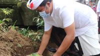 BUPATI Sang Nyoman Sedana Arta saat mendem caru dan pedagingan di Padmasana rumah jabatan usai prosesi mecaru ngeresigana bertepatan dengan Punama Kedasa, Minggu (28/3/2021). Foto: ist BUPATI Sang Nyoman Sedana Arta saat mendem caru dan pedagingan di Padmasana rumah jabatan usai prosesi mecaru ngeresigana bertepatan dengan Punama Kedasa, Minggu (28/3/2021). Foto: ist