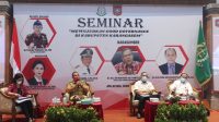 BUPATI Karangasem, I Gede Dana, saat menjadi narasumber seminar bertajuk “Mewujudkan Good Governance di Kabupaten Karangasem, Senin (22/3/2021) di wantilan kantor Bupati Karangasem. Foto: ist BUPATI Karangasem, I Gede Dana, saat menjadi narasumber seminar bertajuk “Mewujudkan Good Governance di Kabupaten Karangasem, Senin (22/3/2021) di wantilan kantor Bupati Karangasem. Foto: ist