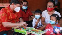 Bupati Suwirta menyerahkan bantuan buku