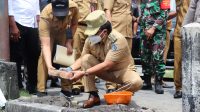 BUPATI Giri Prasta saat mengecek dan melakukan peletakan batu pertama tanda batas wilayah antara Badung dan Denpasar di tepi barat jembatan Tukad Badung (sebelah barat Pura Tanah Kilap), Senin (22/3/2021). Foto: ist BUPATI Giri Prasta saat mengecek dan melakukan peletakan batu pertama tanda batas wilayah antara Badung dan Denpasar di tepi barat jembatan Tukad Badung (sebelah barat Pura Tanah Kilap), Senin (22/3/2021). Foto: ist