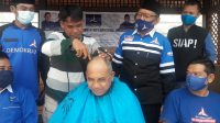KETUA DPD Partai Demokrat NTB, TGH Mahally Fikri, memimpin aksi cukur gundul untuk bayar kaul atas sikap DPP yang memecat inisiator KLB, Kamis (4/3/2021). Foto: rul KETUA DPD Partai Demokrat NTB, TGH Mahally Fikri, memimpin aksi cukur gundul untuk bayar kaul atas sikap DPP yang memecat inisiator KLB, Kamis (4/3/2021). Foto: rul