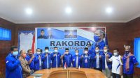 KETUA dan Sekretaris DPD Partai Demokrat NTB bersama 10 Ketua DPC di NTB menyatakan kompak bersatu melawan maneuver kelompok di luar partai yang ingin menguasai partai mereka, Rabu (17/3/2021). Foto: rul KETUA dan Sekretaris DPD Partai Demokrat NTB bersama 10 Ketua DPC di NTB menyatakan kompak bersatu melawan maneuver kelompok di luar partai yang ingin menguasai partai mereka, Rabu (17/3/2021). Foto: rul
