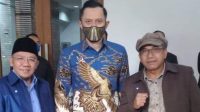 KETUA DPD Partai Demokrat NTB, TGH Mahalli Fikri (kanan) saat bersama Ketua Umum Agus Harimurti Yudhoyono (AHY) dan Ketua DPC Demokrat KLU, Najmul Akhyar, beberapa waktu lalu. Foto: rul KETUA DPD Partai Demokrat NTB, TGH Mahalli Fikri (kanan) saat bersama Ketua Umum Agus Harimurti Yudhoyono (AHY) dan Ketua DPC Demokrat KLU, Najmul Akhyar, beberapa waktu lalu. Foto: rul