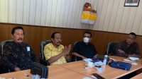 DEWA Suamba Negara (baju kuning), Kamis (29/3/2021) memaparkan persiapan webinar membahas revisi UU Nomor 33/2004 tentang Perimbangan Keuangan Pusat dan Daerah yang akan digelar DPD Partai Golkar Bali, Jumat (2/4/2021). DEWA Suamba Negara (baju kuning), Kamis (29/3/2021) memaparkan persiapan webinar membahas revisi UU Nomor 33/2004 tentang Perimbangan Keuangan Pusat dan Daerah yang akan digelar DPD Partai Golkar Bali, Jumat (2/4/2021).