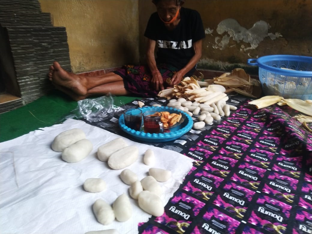 AKTIVITAS pembuatan dodol di salah satu rumah warga Desa Adat Geriana Kangin, Desa Duda Utara, Kecamatan Selat, Karangasem. Foto: ist