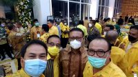 SUGAWA Korry (kanan) bersama Gede Sumarjaya Linggih (Demer) dan fungsionaris Partai Golkar saat Rakernas dan Rapimnas di DPP Partai Golkar. Foto: ist SUGAWA Korry (kanan) bersama Gede Sumarjaya Linggih (Demer) dan fungsionaris Partai Golkar saat Rakernas dan Rapimnas di DPP Partai Golkar. Foto: ist