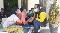 KETUA DPD Golkar Karangasem, I Gusti Ngurah Setiawan, bersama AMPG, KPPG, dan beberapa anggota Fraksi Partai Golkar, memberi santunan kepada keluarga korban kernet mobil boks, I Wayan Nuri Astawa di Banjar Suluban, Desa Seraya Barat, Karangasem, Senin (1/3/2021). Foto: ist KETUA DPD Golkar Karangasem, I Gusti Ngurah Setiawan, bersama AMPG, KPPG, dan beberapa anggota Fraksi Partai Golkar, memberi santunan kepada keluarga korban kernet mobil boks, I Wayan Nuri Astawa di Banjar Suluban, Desa Seraya Barat, Karangasem, Senin (1/3/2021). Foto: ist