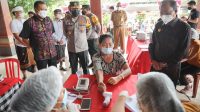 GUBERNUR Bali, I Wayan Koster; didampingi Bupati Gianyar, I Made Mahayastra, meninjau pelaksanaan vaksinasi massal sistem banjar di kawasan Ubud. Foto: adi GUBERNUR Bali, I Wayan Koster; didampingi Bupati Gianyar, I Made Mahayastra, meninjau pelaksanaan vaksinasi massal sistem banjar di kawasan Ubud. Foto: adi