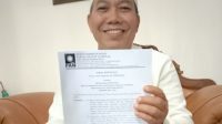 HM. Muazzim Akbar menunjukkan SK DPP terkait penunjukannya sebagai Ketua DPW PAN NTB untuk periode ketiga. Foto: rul HM. Muazzim Akbar menunjukkan SK DPP terkait penunjukannya sebagai Ketua DPW PAN NTB untuk periode ketiga. Foto: rul