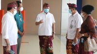 SEKDA Dewa Indra memberikan arahan di sela-sela membuka pos pelayanan vaksinasi Covid-19 di Rumah Sakit Perguruan Tinggi Negeri Udayana. Foto: ist SEKDA Dewa Indra memberikan arahan di sela-sela membuka pos pelayanan vaksinasi Covid-19 di Rumah Sakit Perguruan Tinggi Negeri Udayana. Foto: ist