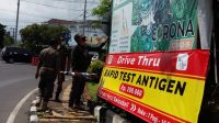 PEMBONGKARAN salah satu baliho prokes di wilayah Kuta yang kondisinya sudah robek. Foto: ist PEMBONGKARAN salah satu baliho prokes di wilayah Kuta yang kondisinya sudah robek. Foto: ist