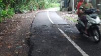JALAN Kartini, Dusun Belong, Kelurahan Karangasem menuju jalur Penaban, Tiying Tali, Dusun Waliyang, Desa Abang, Dusun Abang Kelod, banyak berlubang. Foto: nad JALAN Kartini, Dusun Belong, Kelurahan Karangasem menuju jalur Penaban, Tiying Tali, Dusun Waliyang, Desa Abang, Dusun Abang Kelod, banyak berlubang. Foto: nad