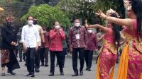 PRESIDEN Joko Widodo tiba di Puri Agung Ubud, disambut dengan tarian Bali. Foto: adi PRESIDEN Joko Widodo tiba di Puri Agung Ubud, disambut dengan tarian Bali. Foto: adi