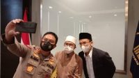 KAPOLDA NTB, Irjen Muhammad Iqbal; saat berswafoto dengan TGB Muhammad Zainul Majdi alias Tuan Guru Bajang (TGB) dan RTGB M. Zainuddin Atsani usai pertemuan yang menghasilkan kesepakatan dua NW, Selasa (23/3/2021). Foto: rul KAPOLDA NTB, Irjen Muhammad Iqbal; saat berswafoto dengan TGB Muhammad Zainul Majdi alias Tuan Guru Bajang (TGB) dan RTGB M. Zainuddin Atsani usai pertemuan yang menghasilkan kesepakatan dua NW, Selasa (23/3/2021). Foto: rul