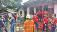 DIDUGA karena korsleting (arus pendek) rumah milik Haeruman di Lingkungan Gelumpang, Kelurahan Karangasem, terbakar, Senin (8/3/2021) siang. Foto: nad DIDUGA karena korsleting (arus pendek) rumah milik Haeruman di Lingkungan Gelumpang, Kelurahan Karangasem, terbakar, Senin (8/3/2021) siang. Foto: nad